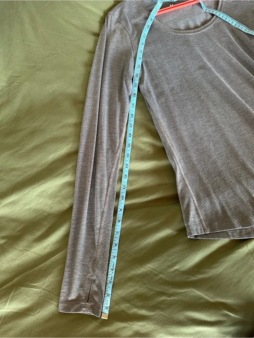 Under Armour Women's blue Long-Sleeve Scoop Neck Top - Picture 4 of 5